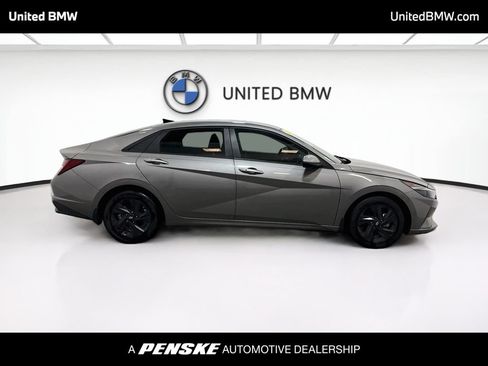 Used 2022 Hyundai Elantra SEL w/ Convenience Package FWD image 4