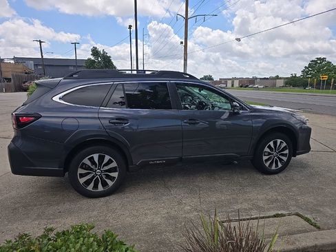 Used 2023 Subaru Outback Limited AWD/4WD image 4