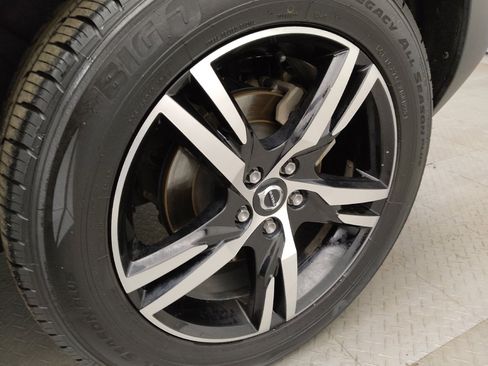 Used 2023 Volvo XC40 B5 Plus image 31