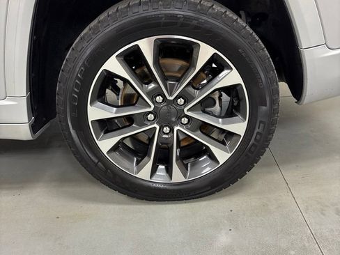Used 2021 Jeep Grand Cherokee L Overland w/ Luxury Tech Group IV AWD/4WD image 36