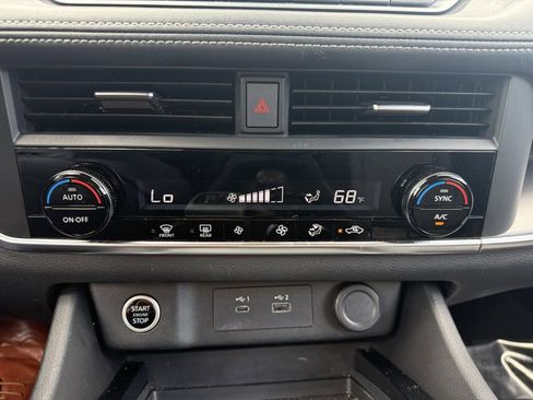 Used 2023 Nissan Rogue SV image 11