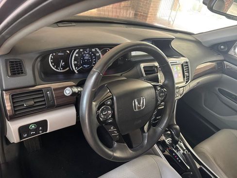 Used 2017 Honda Accord Touring image 16