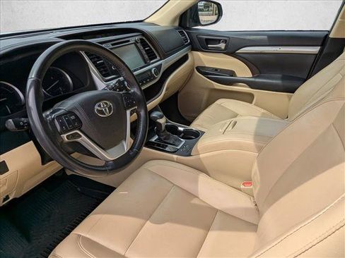Used 2019 Toyota Highlander XLE image 16