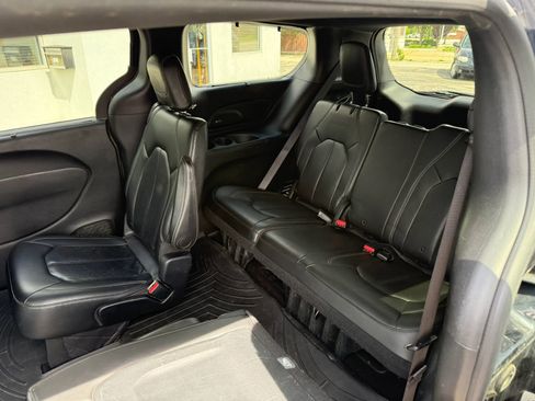 Used 2019 Chrysler Pacifica Touring-L Plus FWD image 10