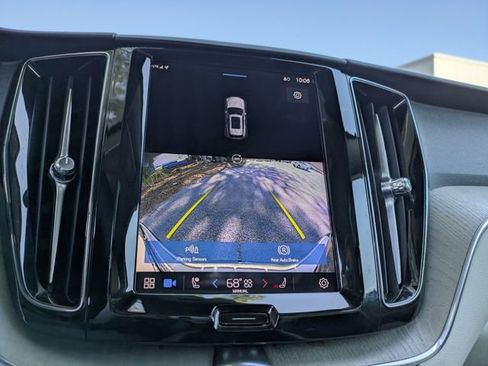 Used 2023 Volvo XC60 B5 Plus image 29