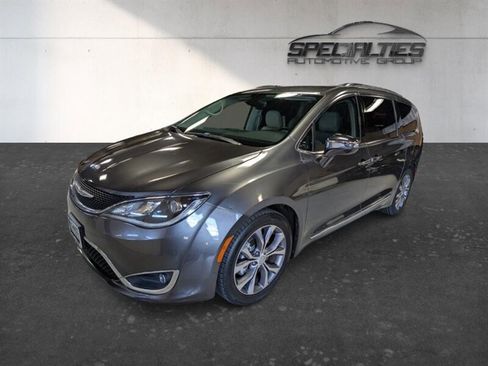 Used 2017 Chrysler Pacifica Limited w/ UConnect Theater Package FWD image 5