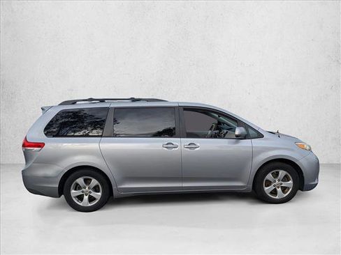 Used 2012 Toyota Sienna LE image 4