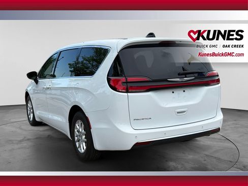 Used 2024 Chrysler Pacifica Touring-L FWD image 8