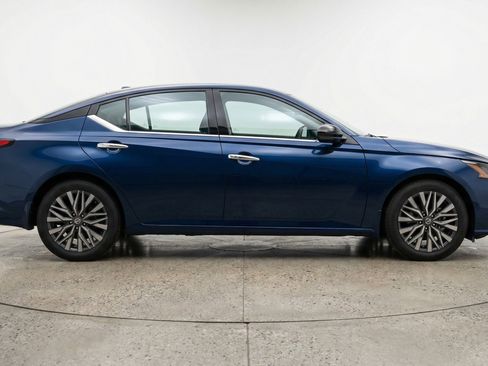 Used 2025 Nissan Altima 2.5 SV image 11