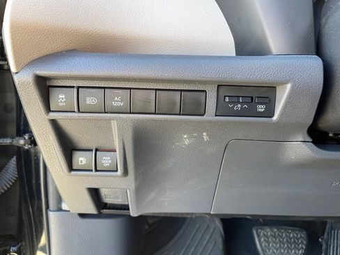 Used 2022 Toyota Sienna Limited image 26