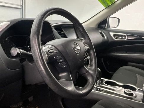 Used 2020 Nissan Pathfinder SV image 13