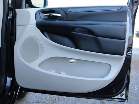 Used 2019 Dodge Grand Caravan SE image 40