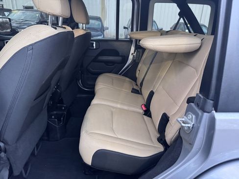 Used 2018 Jeep Wrangler Unlimited Sahara w/ Cold Weather Group image 10