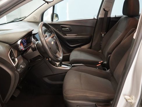 Used 2020 Chevrolet Trax LS AWD/4WD image 4