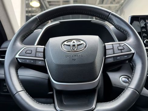 Used 2022 Toyota Highlander XLE AWD/4WD image 27