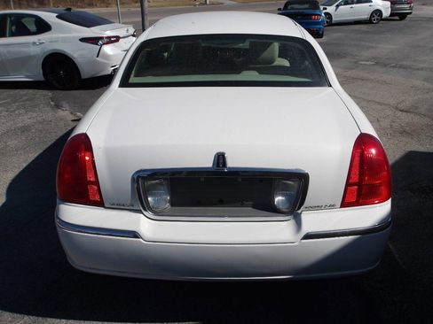 Used 2011 Lincoln Town Car Signature Limited image 7