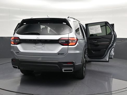 Used 2025 Honda Pilot Sport image 35