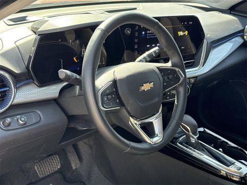 Used 2025 Chevrolet Trax LT w/ LT Convenience Package image 9