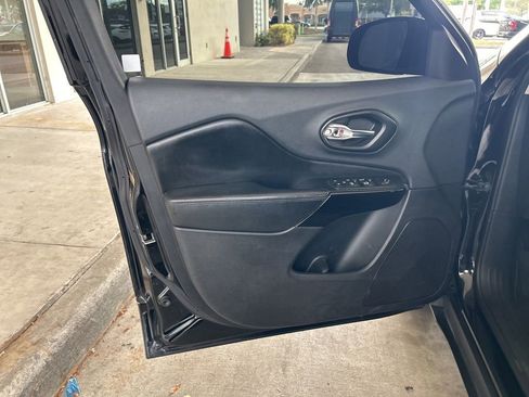 Used 2019 Jeep Cherokee Latitude Plus image 35