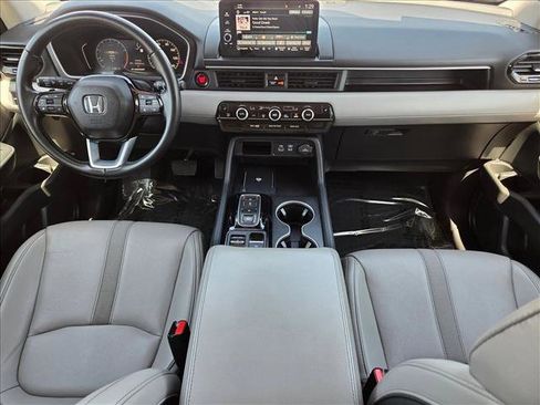 Used 2025 Honda Pilot Touring image 17