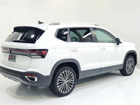 Used 2025 Volkswagen Taos SE image 8