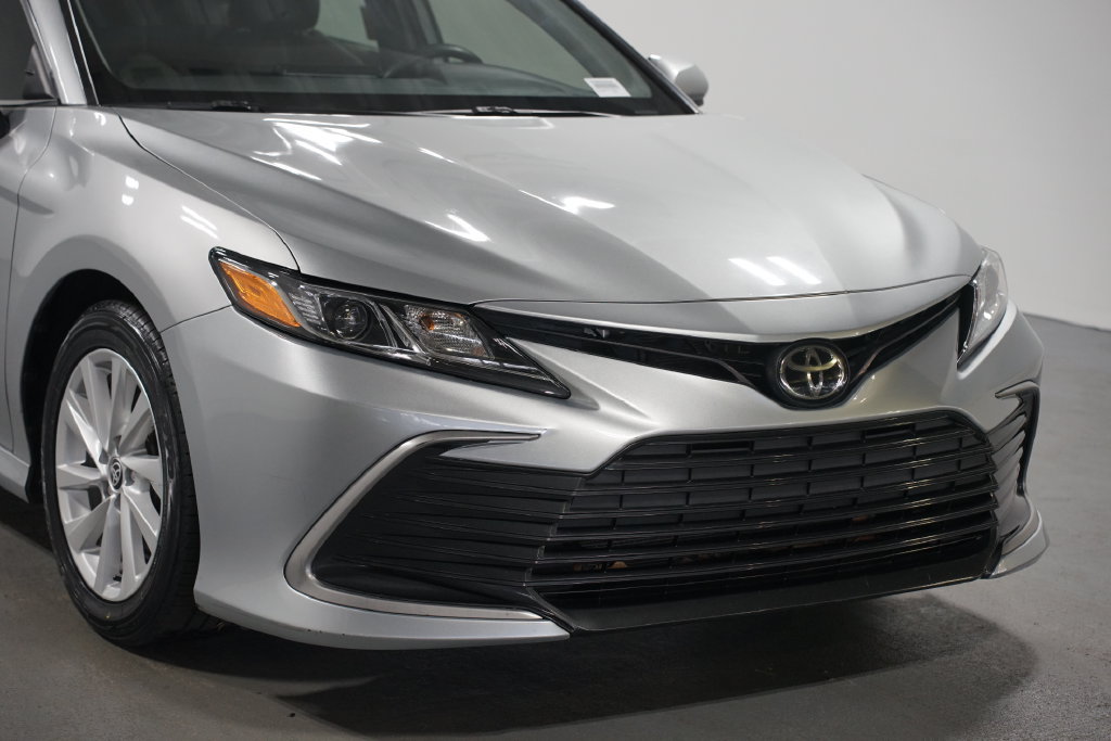 Used 2021 Toyota Camry LE FWD image 4