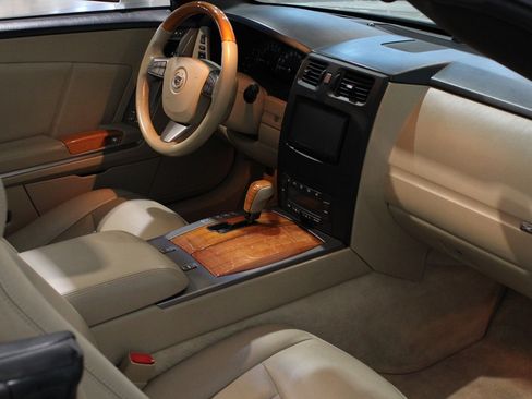 Used 2008 Cadillac XLR RWD image 14