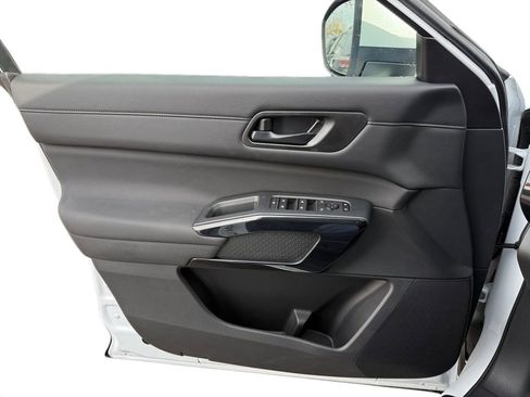 New 2025 Nissan Pathfinder SV w/ SV Premium Package image 17