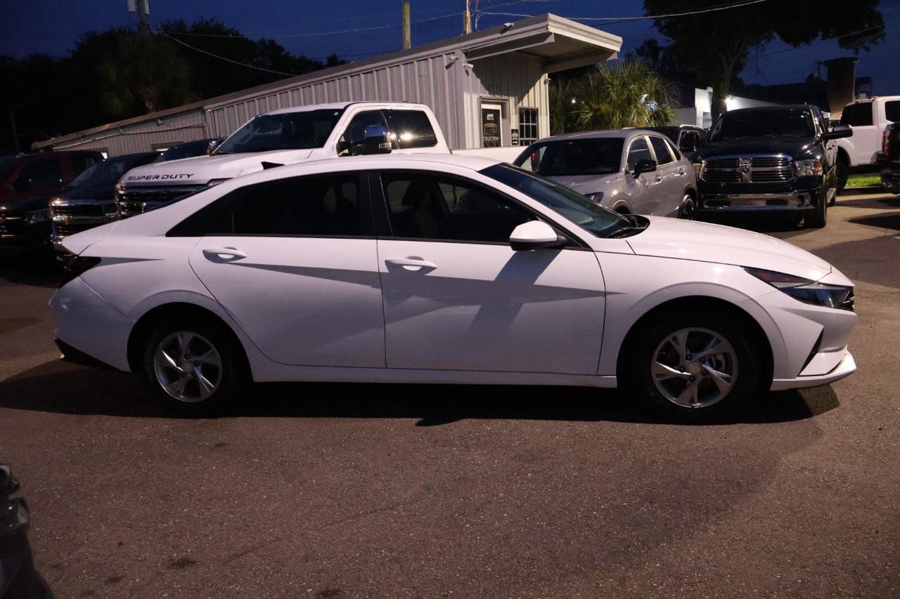 Used 2023 Hyundai Elantra SE FWD image 4