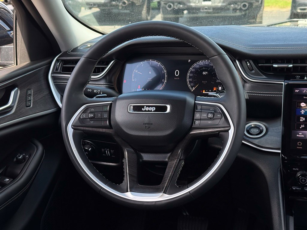 Used 2023 Jeep Grand Cherokee Limited AWD/4WD image 7