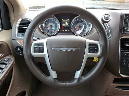 Used 2015 Chrysler Town & Country Touring w/ Driver Convenience Group image 20