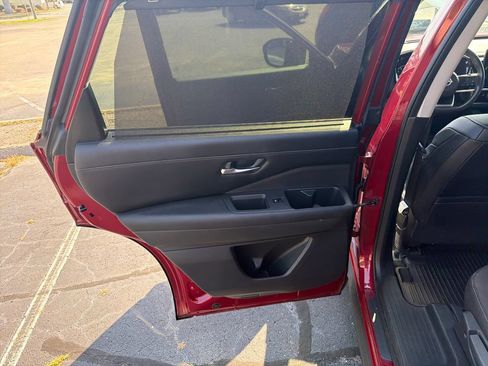 Used 2022 Nissan Pathfinder SL AWD/4WD image 32
