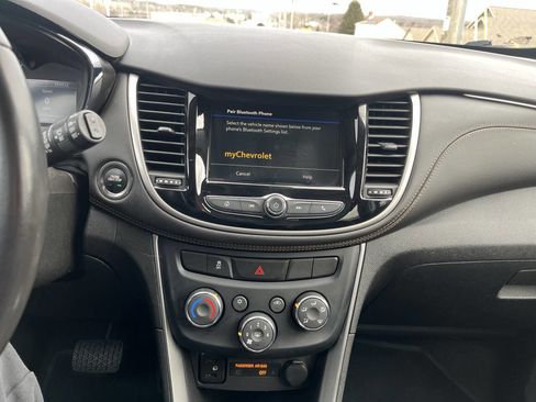 Used 2019 Chevrolet Trax LT w/ Sun & Sound Package image 21