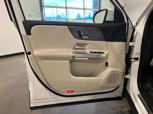 Used 2023 Mercedes-Benz EQB 300 4MATIC image 27