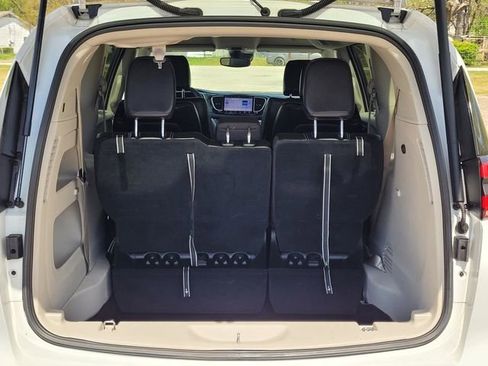Used 2024 Chrysler Pacifica Touring-L FWD image 10