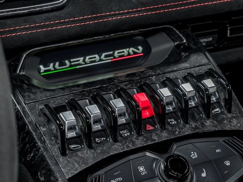 Used 2018 Lamborghini Huracan Performante AWD/4WD image 25