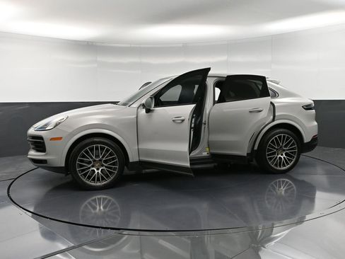 Certified 2023 Porsche Cayenne Platinum Edition image 38