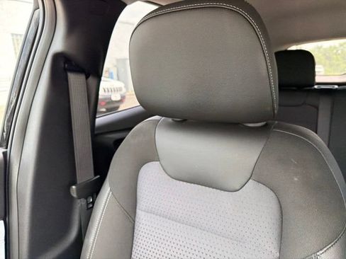 Used 2025 Chevrolet Trax LT FWD image 63
