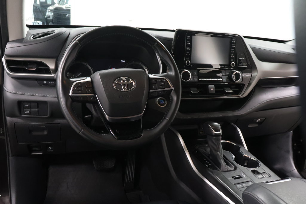 Used 2021 Toyota Highlander XLE AWD/4WD image 7