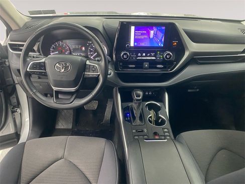 Used 2024 Toyota Highlander LE image 10