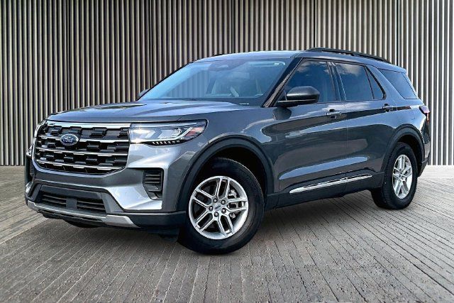 Used 2025 Ford Explorer Active RWD image 1