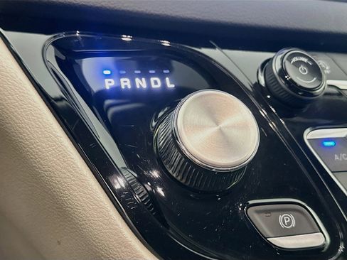 Used 2024 Chrysler Pacifica Touring-L FWD image 24