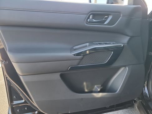 Used 2025 Nissan Pathfinder SV w/ SV Premium Package image 15