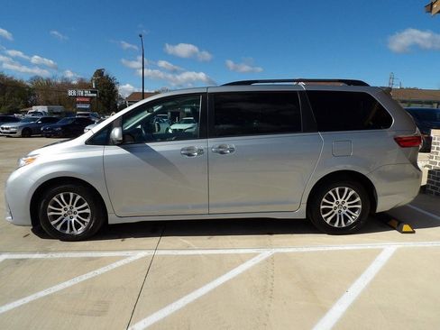 Used 2020 Toyota Sienna XLE image 2