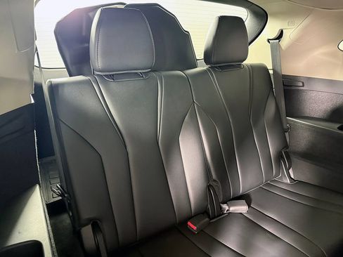 Used 2023 Acura MDX SH-AWD image 32