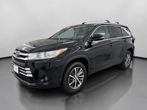 Used 2019 Toyota Highlander XLE AWD/4WD image 4