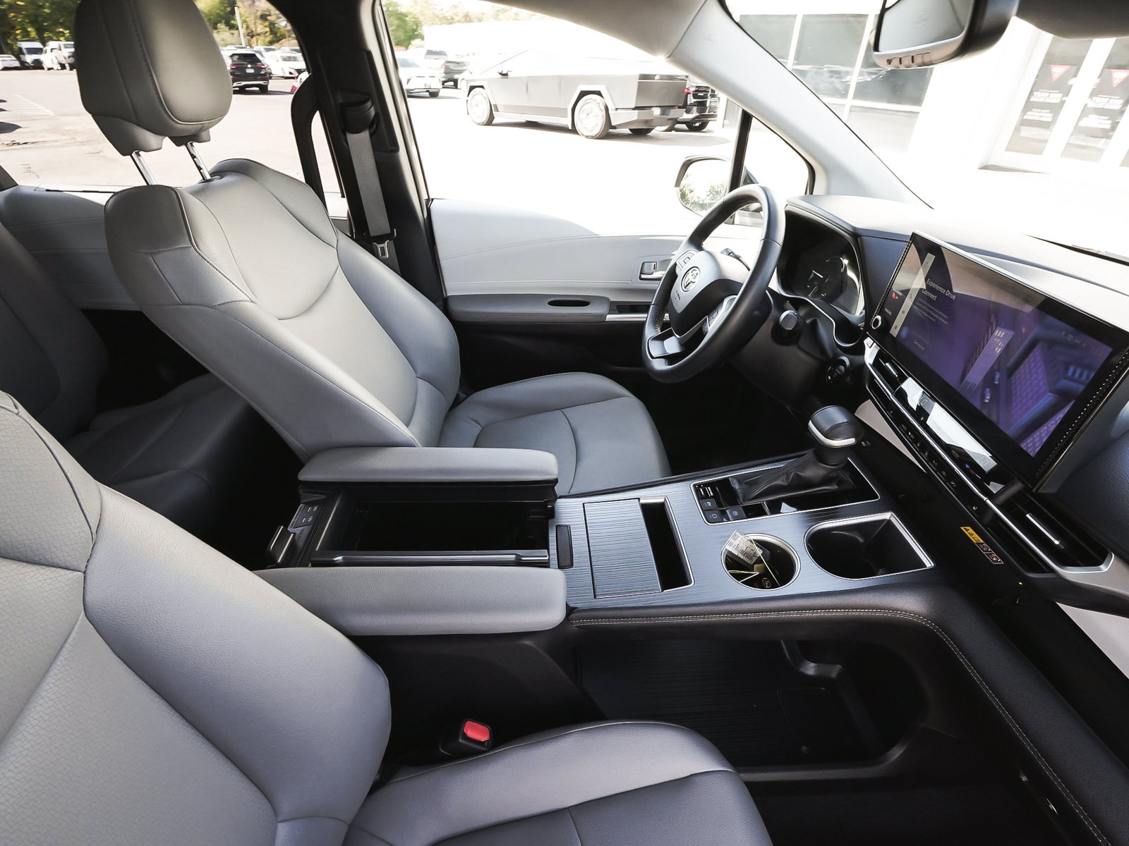 Used 2025 Toyota Sienna XLE FWD image 41