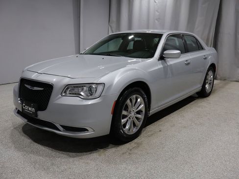 Used 2019 Chrysler 300 Touring image 5