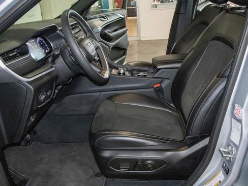 Used 2025 Jeep Grand Cherokee Altitude AWD/4WD image 7