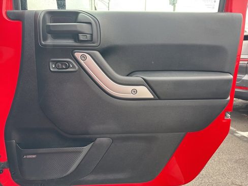 Used 2016 Jeep Wrangler Unlimited Rubicon w/ Connectivity Group image 43